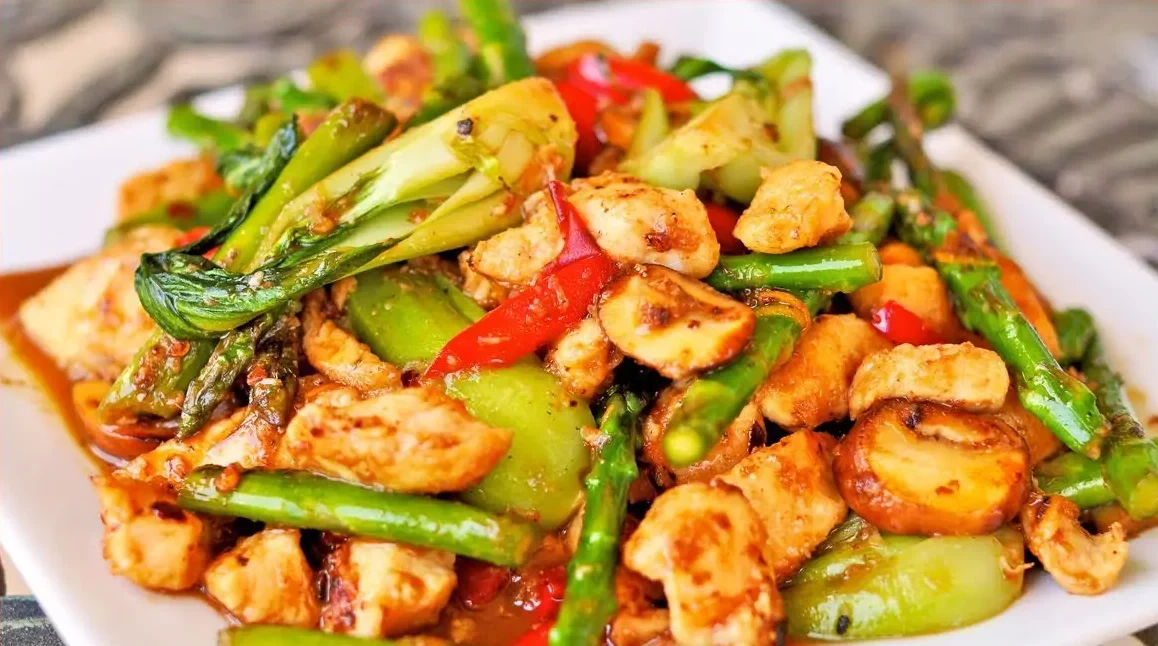 A plate of stir-fried diced chicken with colorful vegetables, representing a tasty Diced Chicken Recipe.